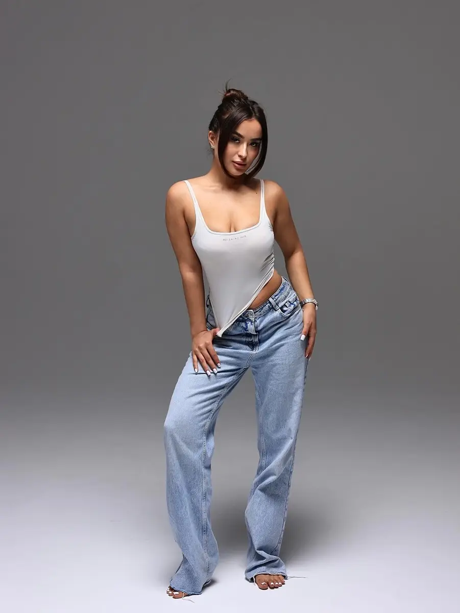 Ainur escort in Hong Kong