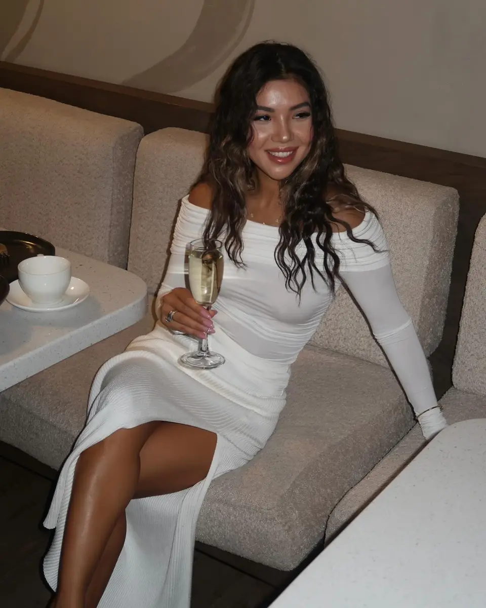 Akerke escort in Hong Kong