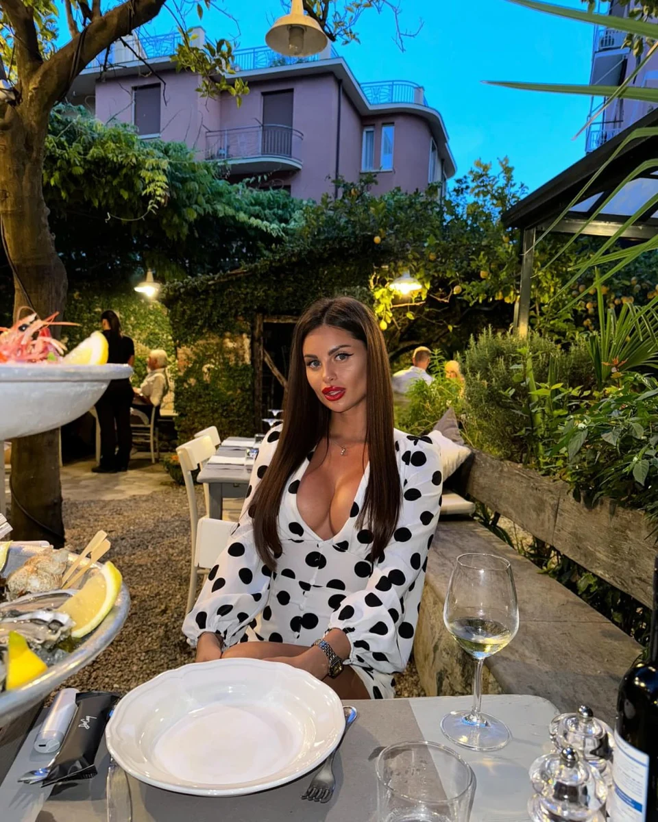 Alena escort in Hong Kong