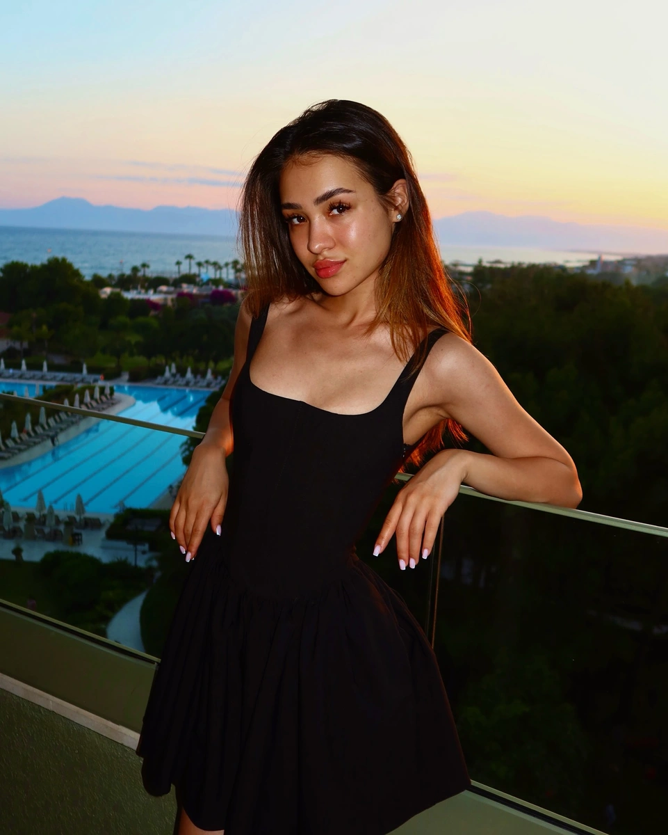 Ayanat escort in Hong Kong