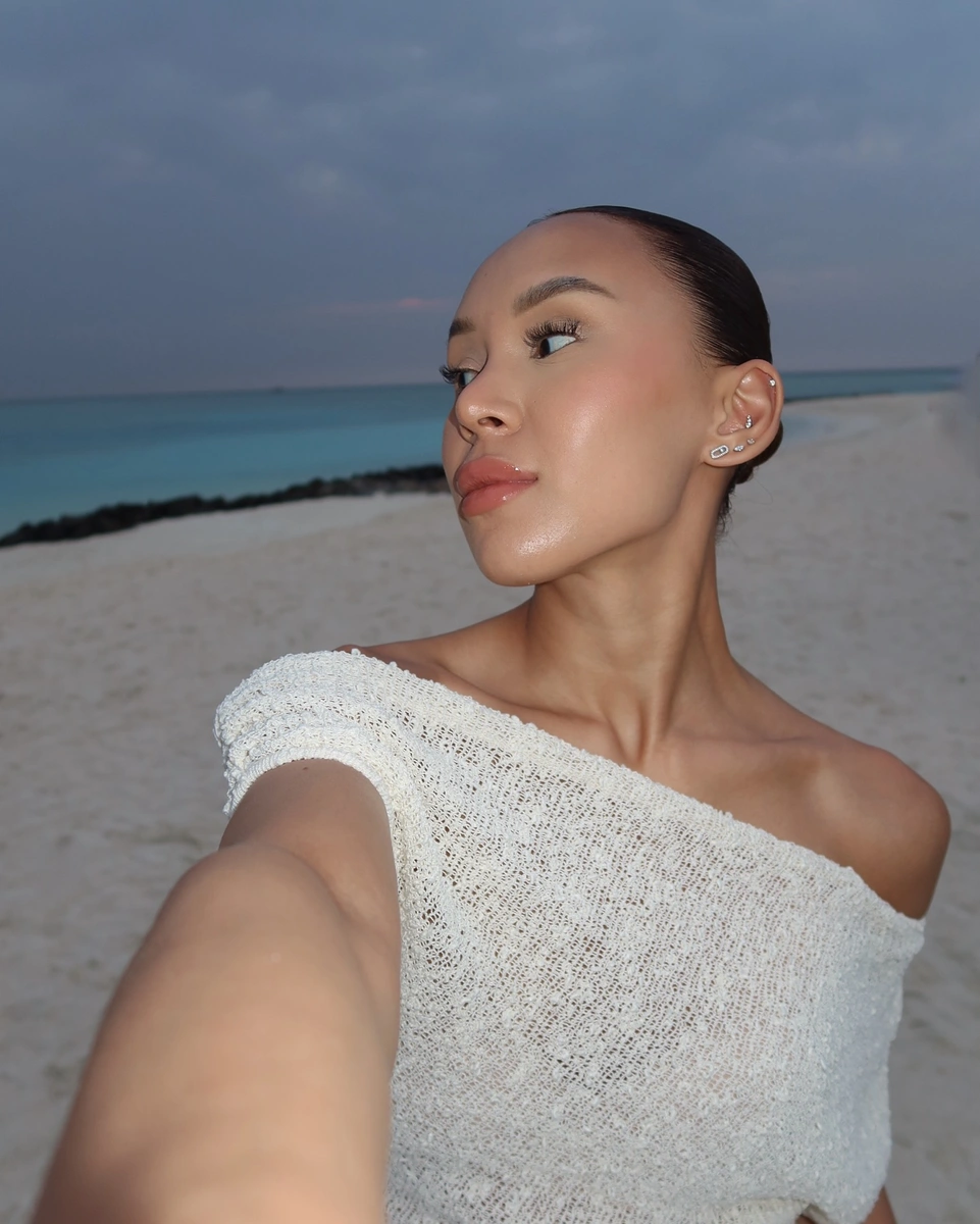 Daneliya escort in Hong Kong