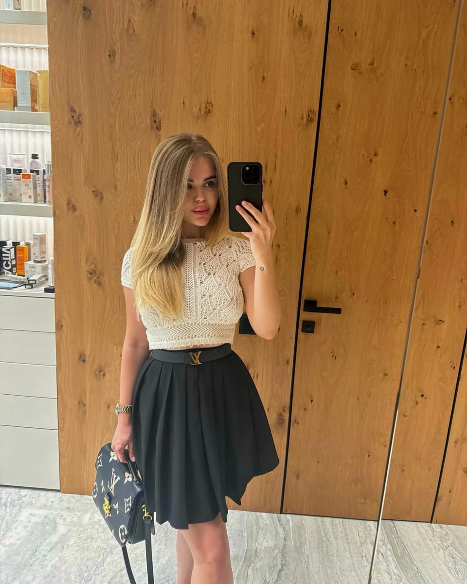 Elena escort in Hong Kong