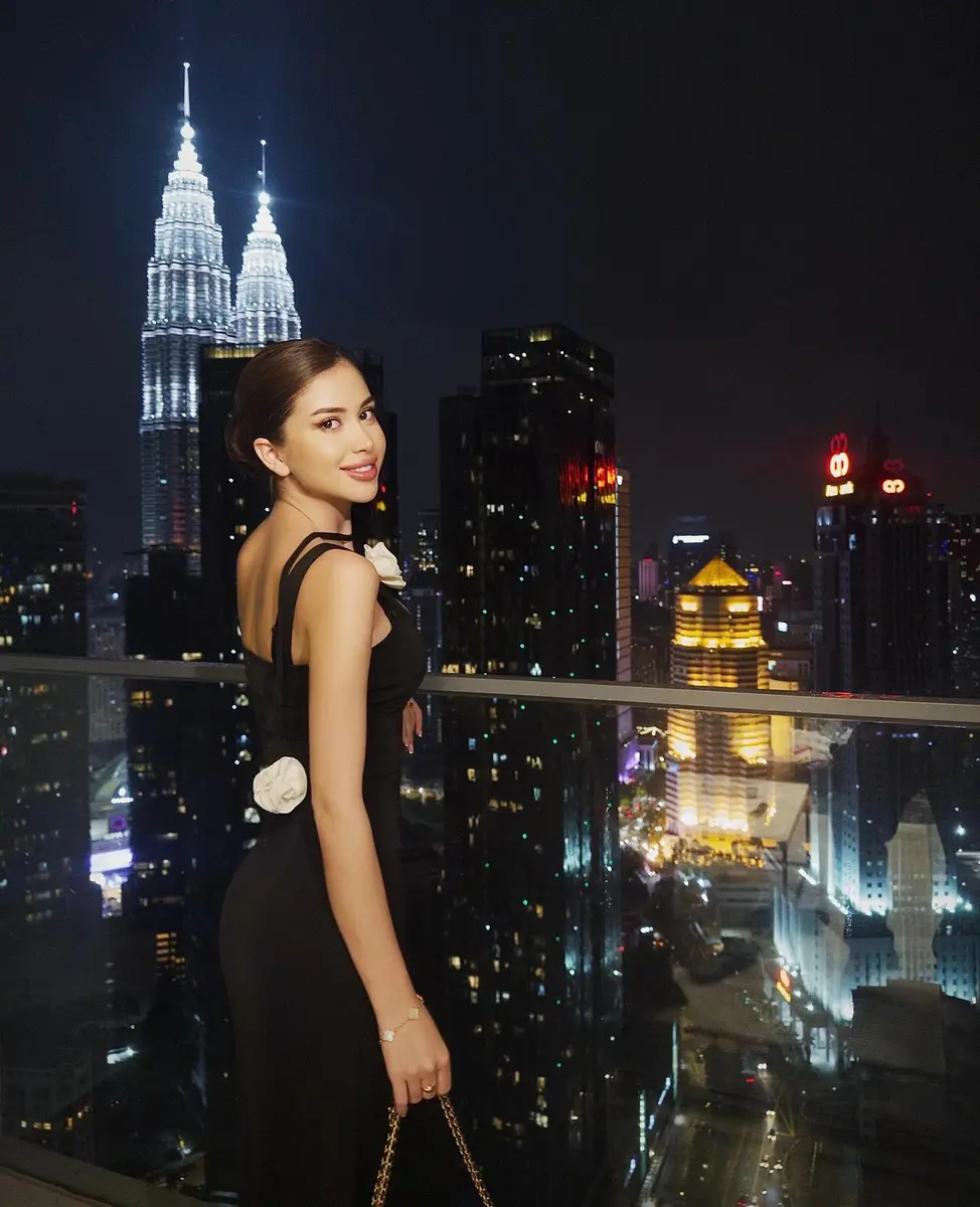 Florentia escort in Hong Kong