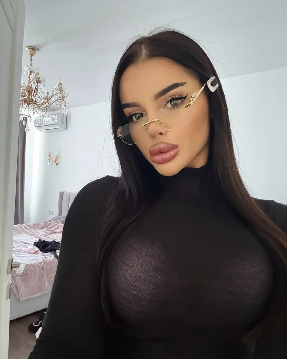 Helena escort in Hong Kong