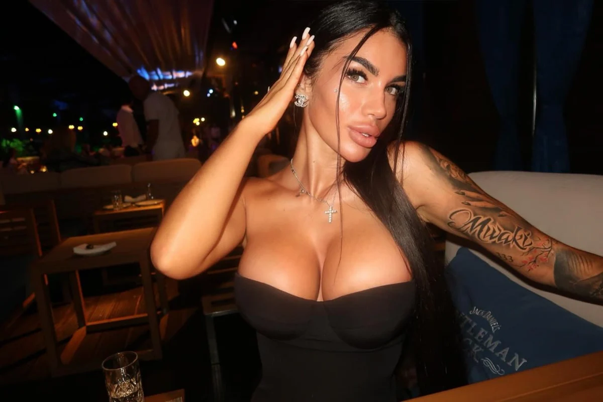 Mia escort in Hong Kong